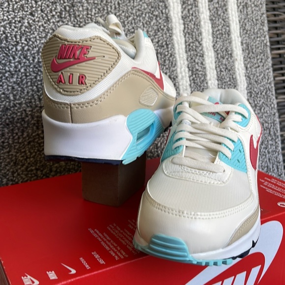 Nike Air Max 90
Women's Shoes - Picture 10 of 16
